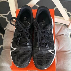 Nike Women’s size 6 Black and White Athletic Running Shoes
